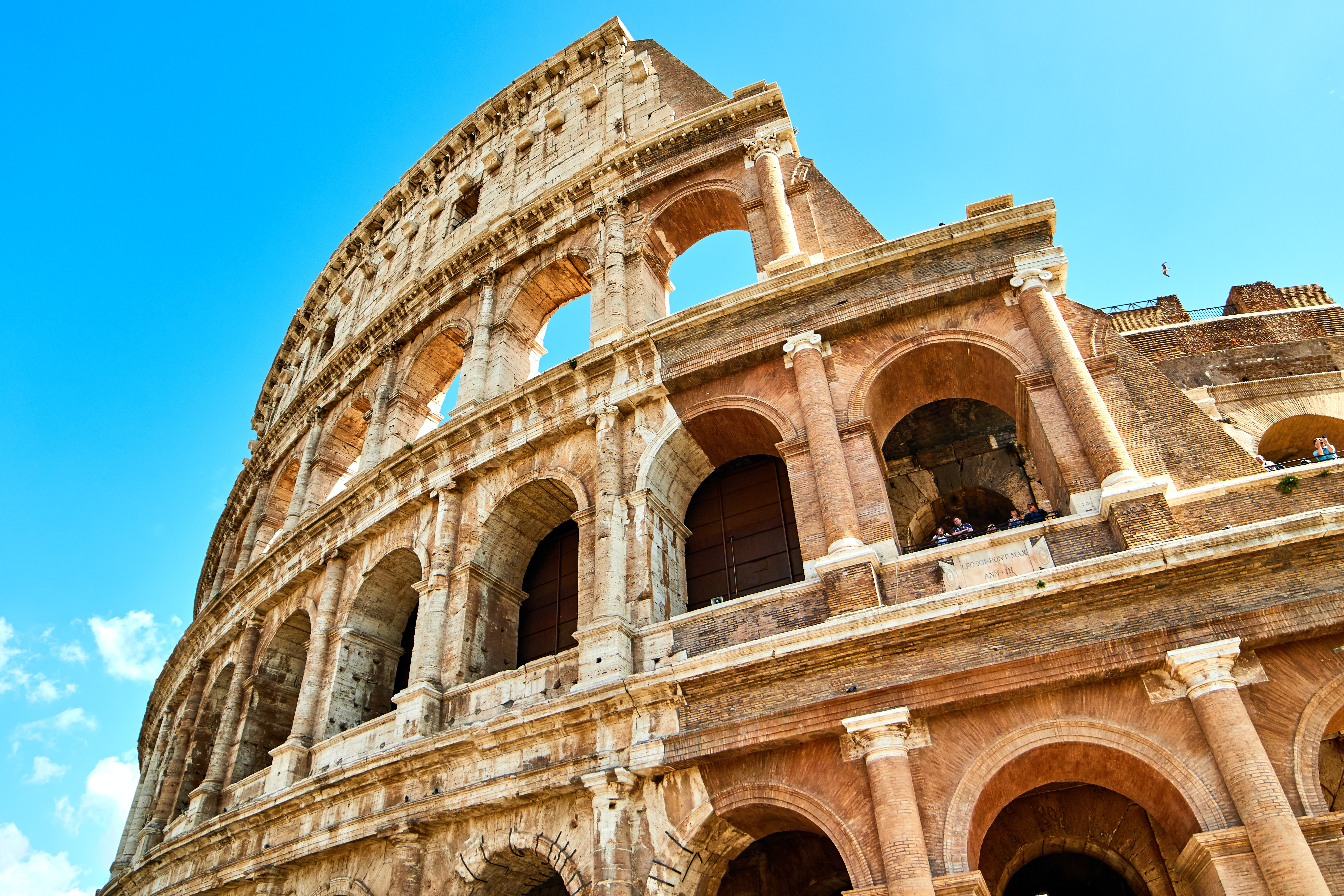 Coliseo romano y cielo azul