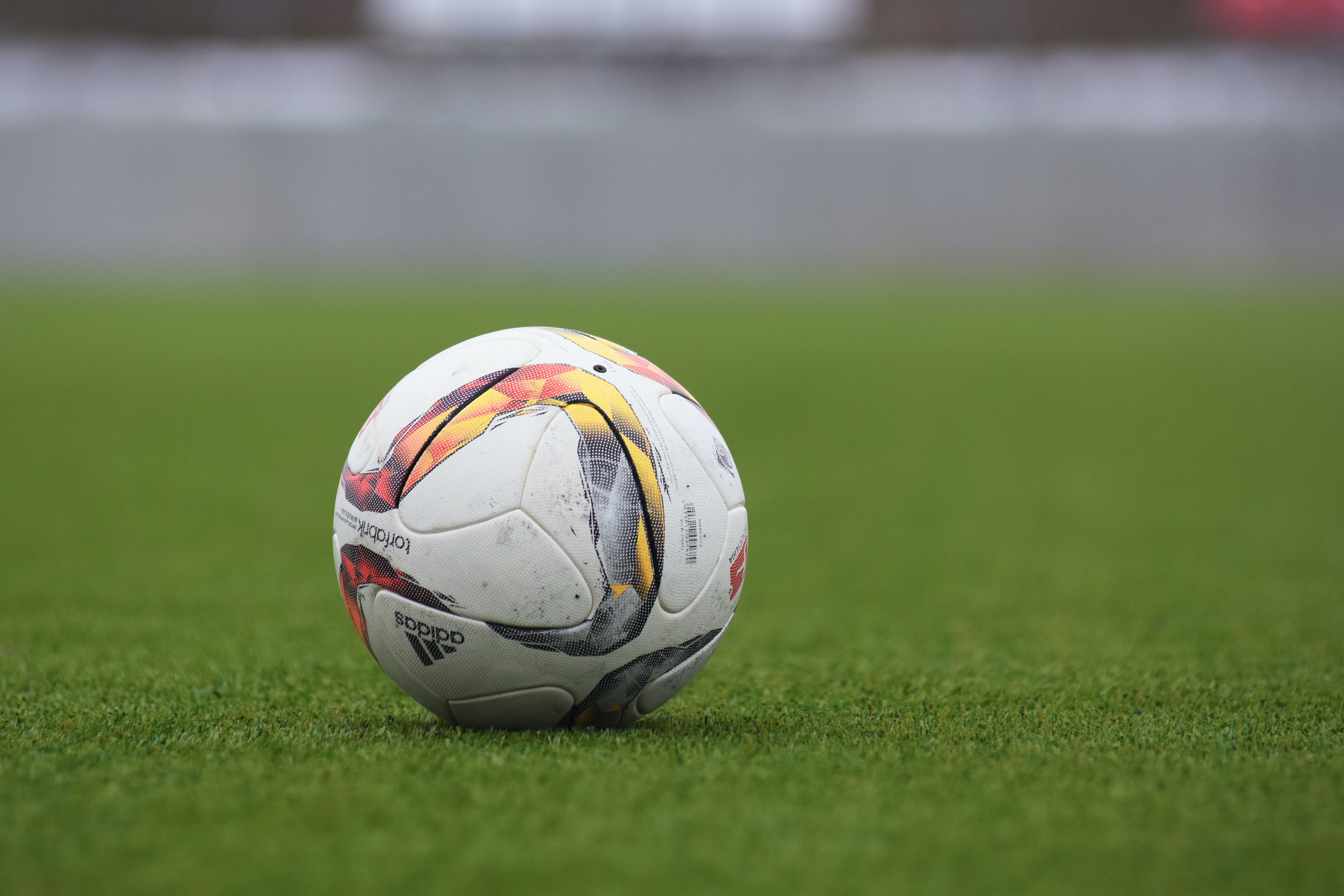 Balón de football en medio del campo